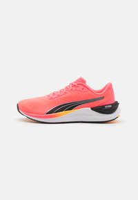 Zapatillas deportivas con una parte superior de malla rosa brillante, acentos en negro y naranja, con un cuello acolchado y una suela exterior de goma texturizada.