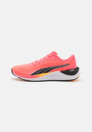 Zapatillas deportivas con una parte superior de malla rosa brillante, acentos en negro y naranja, con un cuello acolchado y una suela exterior de goma texturizada.