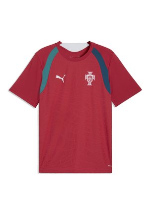 Czerwona sportowa koszulka z krótkim rękawem z turkusowymi i granatowymi panelami na ramionach, logo Puma na prawej piersi oraz herbem narodowej drużyny piłkarskiej Portugalii po lewej stronie.