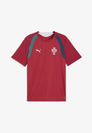 Rotes Sporttrikot mit kurzen Ärmeln, türkisen und dunkelblauen Schulterpaneelen, Puma-Logo auf der rechten Brust und dem Wappen der portugiesischen Fußballnationalmannschaft links.