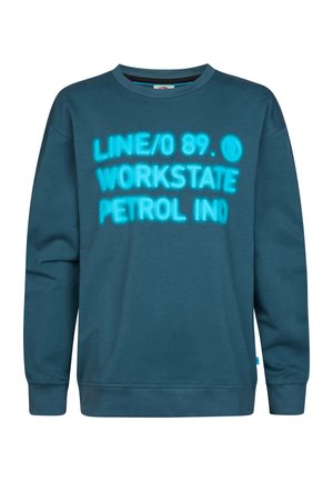 Sweat-shirt bleu sarcelle foncé avec texte bleu vif indiquant "LINE/089. WORKSTATE PETROL IND" à l'avant, manches longues et col rond.