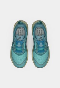 Μπλε αθλητικά παπούτσια με επάνω μέρος από υφασμάτινο δίχτυ με υφή, ενισχυμένο κάλυμμα δαχτύλων και κορδόνια σε αντίθετο χρώμα. Διαθέτουν λογότυπο στο πλάι και πάτο με αντικραδασμική επένδυση.