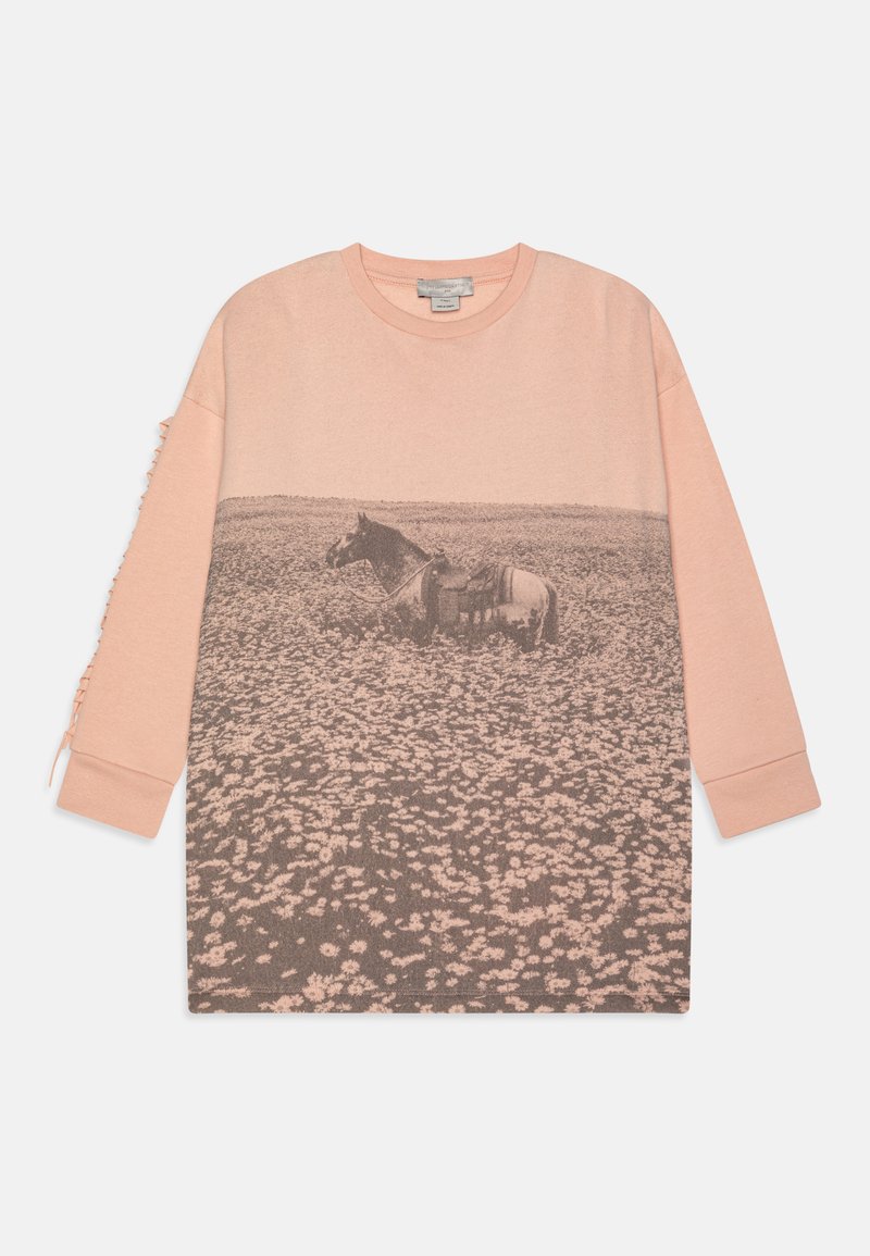 Sweatshirt de manga longa rosa com uma impressão fotográfica de um cavalo num campo, com costura decorativa na manga esquerda.