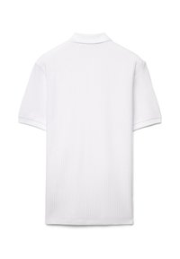 Weißes Poloshirt mit kurzen Ärmeln, strukturierter Stoff mit dezentem Muster, verfügt über einen klassischen Kragen und kontrastierende Einfassungen an den Ärmeln.