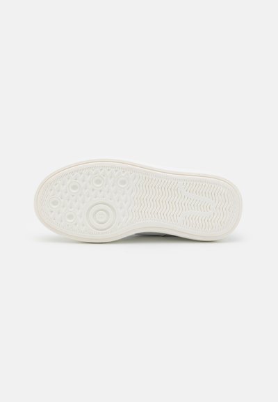 Weiße Sohle eines Sneakers mit einem strukturierten Muster, das kreisförmige und quadratische Formen zeigt. Material: Gummi. Das Design ist flach mit abgerundeten Kanten.