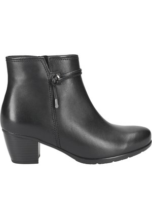 Bottine noire en cuir avec un bout rond, laçage décoratif sur les côtés et un talon bloc de hauteur moyenne. Texture lisse avec des accents minimes.