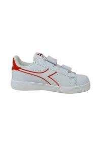 Sneaker bianco con accenti rossi, realizzata in materiale sintetico. Presenta tre fascette di velcro, perforazioni per la traspirabilità e una suola in gomma.