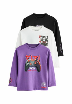 Trzy koszule z długim rękawem: fioletowa z grafiką kontrolera do gier, biała z designem goryla i czarna z tekstowymi akcentami. Materiał bawełniany.