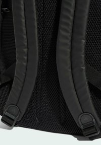 Zaino nero con spallacci in rete e imbottiti, caratterizzato da una superficie testurizzata, fibbie regolabili e dettagli di cucitura rinforzata.