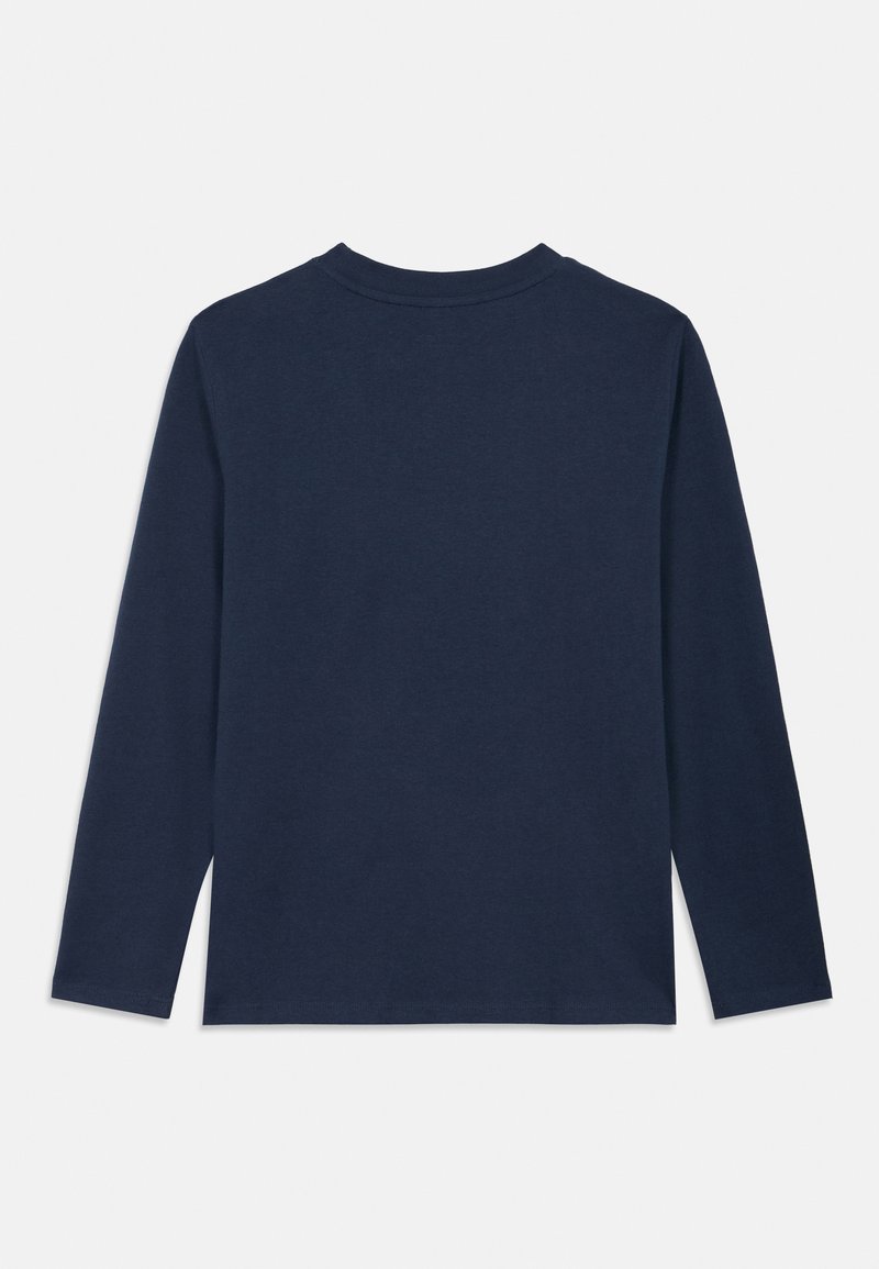 Camiseta de manga larga azul marino, hecha de algodón, con un cuello redondo y un ajuste relajado. La parte trasera es lisa, sin detalles o impresiones adicionales.
