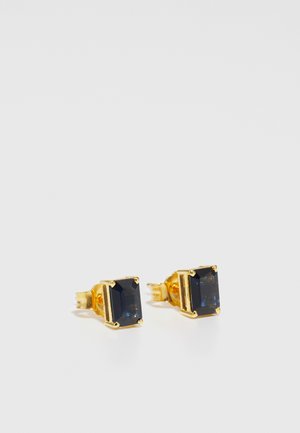 Boucles d'oreilles à clou dorées avec des pierres précieuses rectangulaires bleu foncé en sertissage griffes et finition lisse.