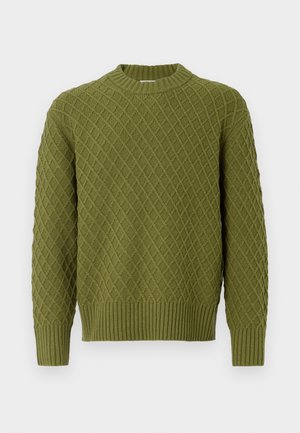 Grøn strikket sweater med et diamantmønster, featuring en rund hals og ribbet kant i bunden og ved ærmerne. Fremstillet af tekstureret stof, der tilbyder varme.