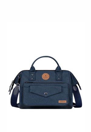Sac à main en tissu bleu marine avec poche avant, poignées supérieures, bandoulière amovible et écussons en cuir de la marque à l'avant.