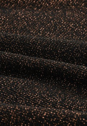 Tela negra con una superficie texturizada, con pequeñas motas de bronce a lo largo, creando un efecto brillante en un patrón ondulado.