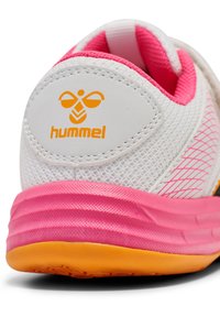 Witte sportschoen met roze accenten, bovenwerk van mesh en oranje logo. Heeft een geprofileerde zool en een gewatteerde kraag voor comfort.