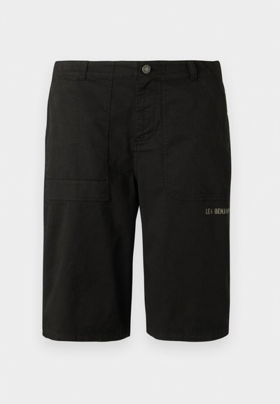 Shorts cargo noirs en coton, avec fermeture à bouton, deux poches latérales et broderie discrète "LES BENJAMINS" à l'avant.