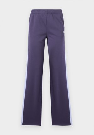 Μωβ αθλητικό παντελόνι με ελαστική μέση και ανοιχτό μπλε ρίγες στο πλάι, με μικρό λευκό λογότυπο στον δεξί μηρό.