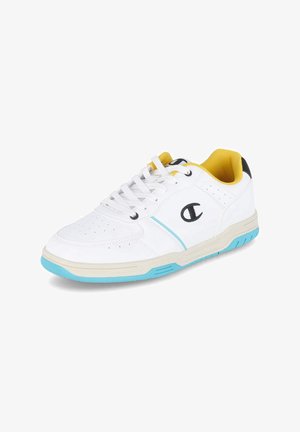 Weißer Sportschuh mit blauen und gelben Akzenten, durchbrochendes Design an der Spitze, Schnürverschluss und strukturierte Gummisohle.