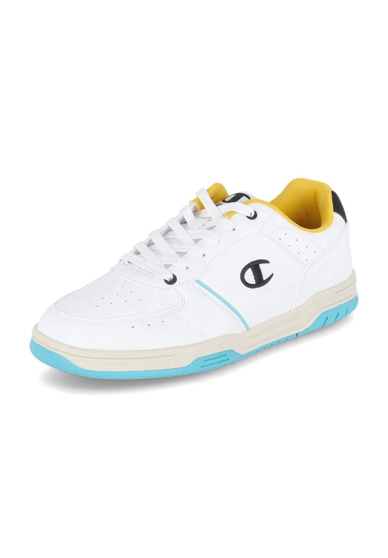 Weißer Sportschuh mit blauen und gelben Akzenten, durchbrochendes Design an der Spitze, Schnürverschluss und strukturierte Gummisohle.
