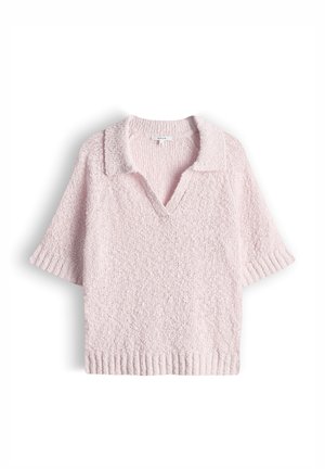 Maglione corto a maniche corte di colore rosa chiaro, lavorato a maglia, con collo a V e polsini e orlo a coste, steso su uno sfondo bianco.