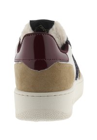 Sneakers med en glänsande bordeauxfärgad häl, beige mockadetaljer, ullfoder och texturerad vit gummisula. Tillverkade främst av syntetiska material.