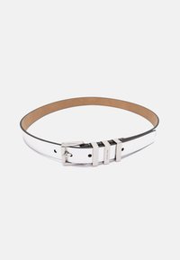 Cintura in pelle silver con texture liscia, fibbia metallizzata con tre accenti orizzontali e una fodera interna marrone a contrasto.