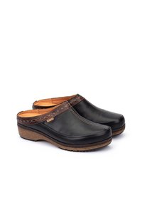 Sabots en cuir noir avec une bande supérieure en cuir brun cousue et une semelle brune texturée. Présente une finition lisse et des détails de bord renforcés.