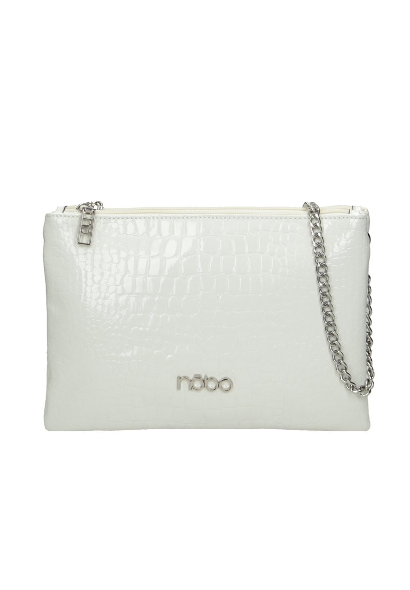 Valkoinen krokotiilitekstuuriin perustuva clutch-laukku, jossa on hopeinen ketjun hihna ja ylhäältä avattava vetoketju. Edessä on metallinen logo.