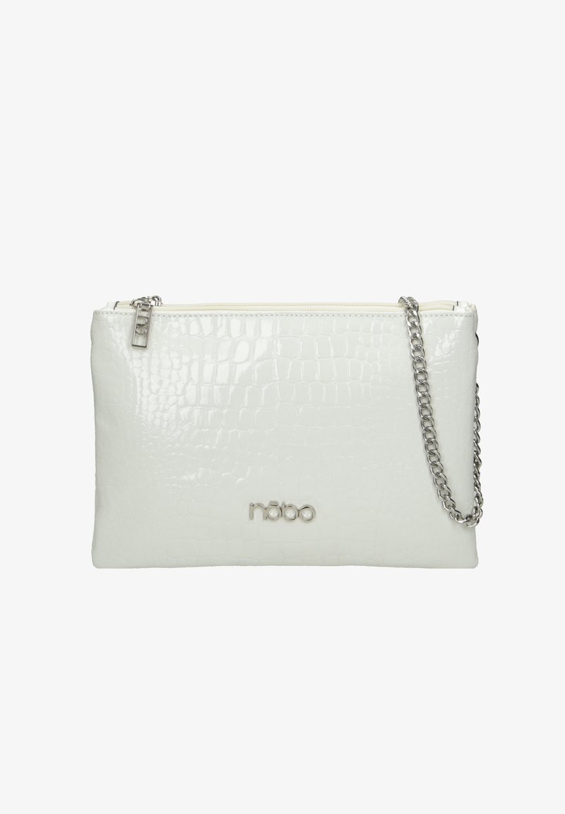 Borsa a clutch bianca con texture di coccodrillo, dotata di una tracolla in catena argentata e chiusura con zip nella parte superiore, presenta un logo metallico sul davanti.