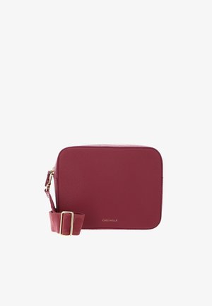 Sac bandoulière rectangulaire en cuir bordeaux avec sangle ajustable et boucle dorée, petit logo de la marque au centre avant.