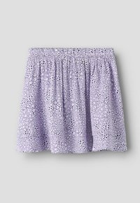 Mini-jupe lilas avec imprimé léopard noir et blanc, taille élastique et détail de tissu froncé.
