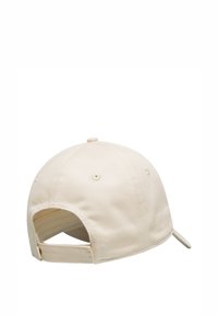 Gorra de béisbol beige hecha de algodón, con visera curva, correa ajustable en la parte trasera y orificios de ventilación en la parte superior.