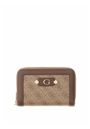 Portefeuille Guess marron et beige avec motif logo répétitif, emblème doré "G" et fermeture éclair tout autour des bords.