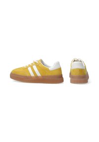 Gelbe Wildledersneaker mit weißen Akzenten, ausgestattet mit drei weißen Streifen, einem gepolsterten Kragen und einer strukturierten Gummisohle.