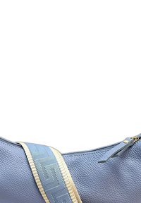 Blauwe leren tas met een gestructureerde afwerking; heeft een lichtblauwe patroonriem en een gouden ritssluiting, met een soepele, gebogen vormgeving.