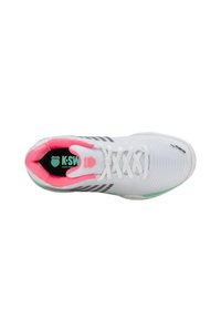 Scarpa sportiva bianca con una tomaia testurizzata, dettagli rosa attorno al colletto, strisce nere e una suola verde. Presenta una soletta con logo.