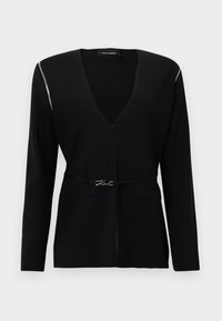 Čierny kardigán s hlbokým výstrihom do V a dlhými rukávmi, ozdobený strieborným zipsom na ramene a dekoratívnou páskou v páse.