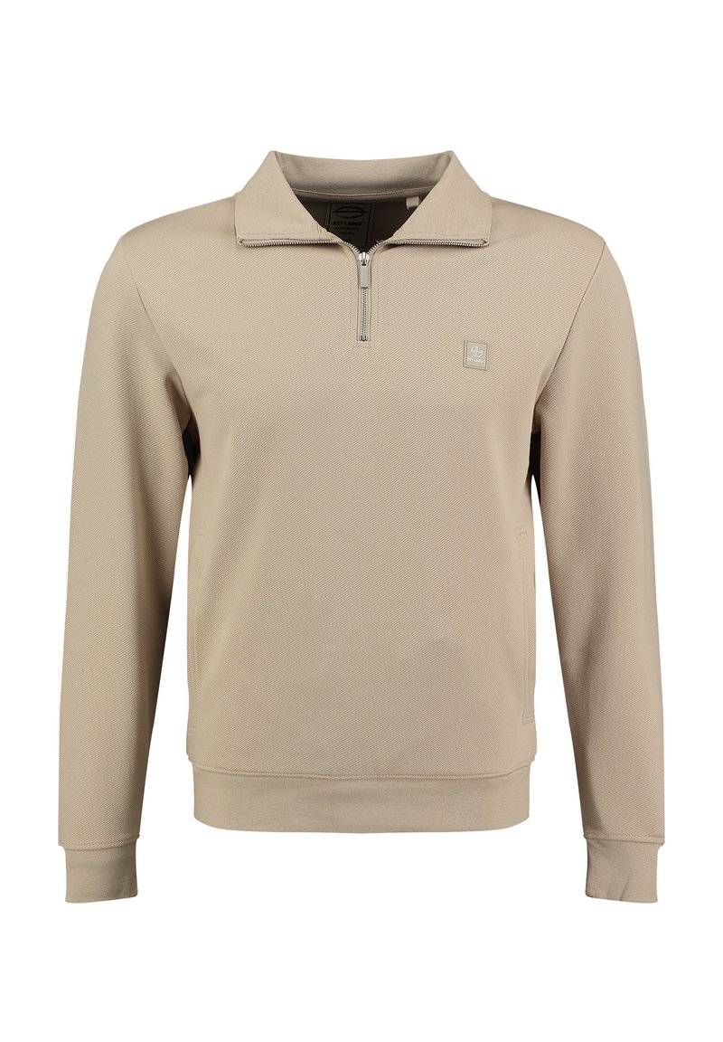 Suéter beige con cuello de cremallera hasta el cuarto, hecho de tela texturizada. Presenta un pequeño y sutil logo en el pecho y puños acanalados.