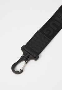 Cintura in nylon nero con texture intrecciata, dotata di una robusta clip in plastica per il fissaggio e marchiatura in rilievo lungo la sua lunghezza.