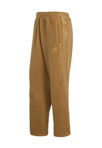 Braune Fleece-Sweatpants mit elastischem Bund, Seitentaschen, genähten Paneeldetails und Adidas-Logo am linken Oberschenkel.