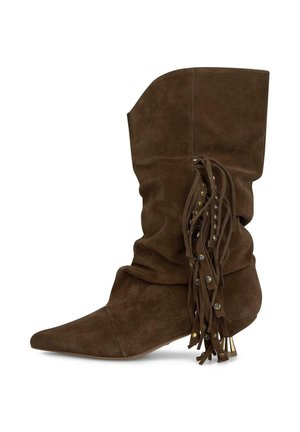 Bota marrón de ante hasta la mitad de la pierna con punta puntiaguda, caña holgada, flecos decorativos con tachuelas metálicas y un pequeño tacón metálico cónico.