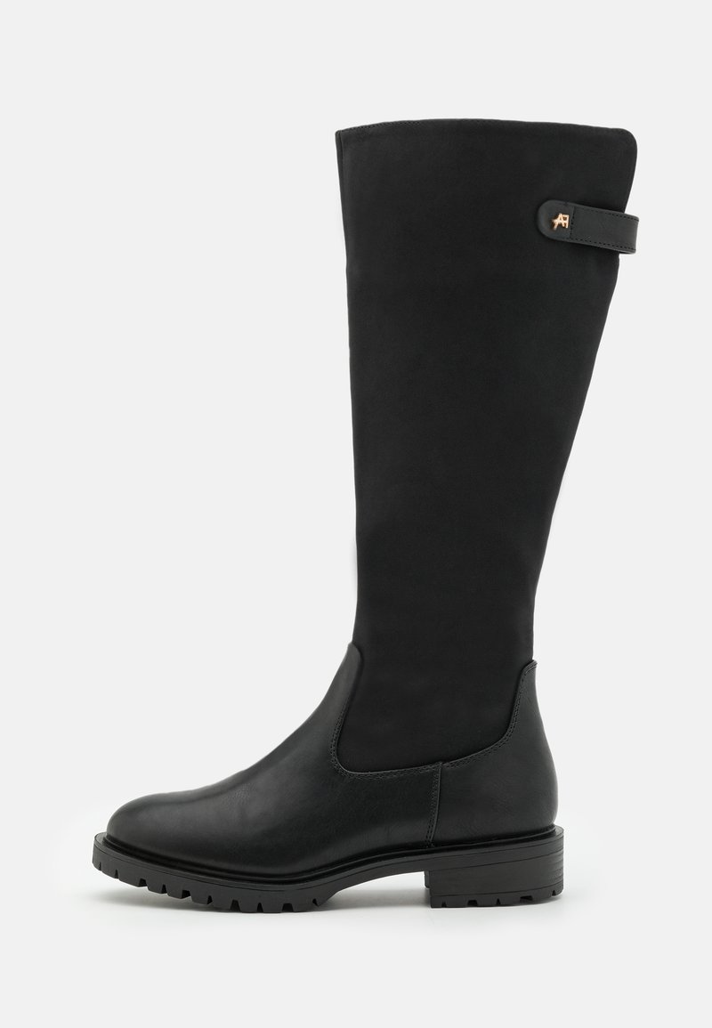 Botas até ao joelho em preto, com um eixo de couro liso, painel inferior texturizado, detalhe de tira lateral e sola de borracha durável com travão.