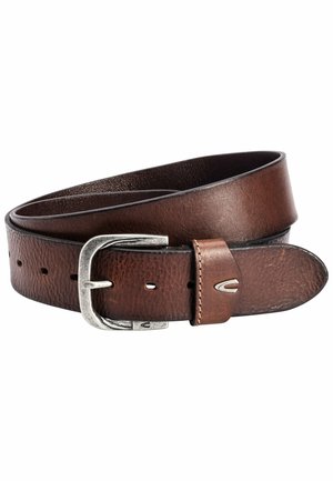 Bruine leren riem met zilveren metalen gesp, opgerold, met textuur en stikdetails op een witte achtergrond.