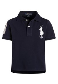 Mörkblå polo skjorta gjord av strukturerad bomull. Har en tvåknapps placket, vitt broderat logotyp och ett stort nummer 3 på ärmen.