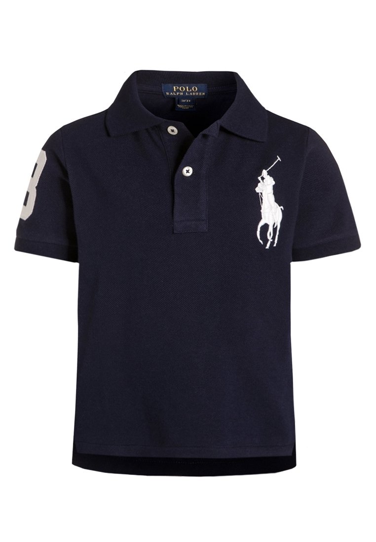 Mörkblå polo skjorta gjord av strukturerad bomull. Har en tvåknapps placket, vitt broderat logotyp och ett stort nummer 3 på ärmen.