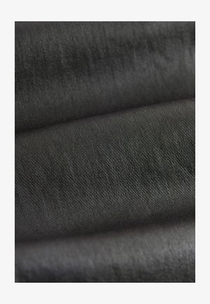 Ein schwarzer Stoff mit glatter Textur und zartem Glanz. Der Stoff hat eine enge Webart und zeigt leichte Variationen in der Tiefe.