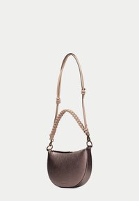 Sac à bandoulière en cuir bronze métallique avec une forme arrondie, une anse tressée de couleur claire et des finitions dorées. Texture lisse et fermeture éclair.