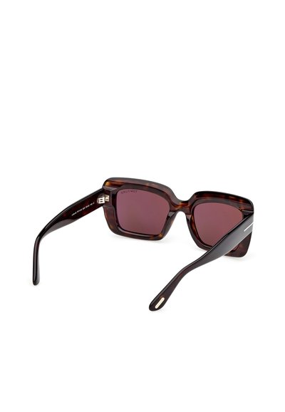 Bruna sköldpadds solglasögon med fyrkantiga bågar och mörkröda linser. Har eleganta svarta tempel med en metallisk accent på sidorna.