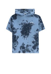 Kapturowa bluzka z krótkim rękawem w jasnoniebieskim tie-dye, z przednią kieszenią i białym wzorem tekstowym. Wykonana z miękkiego bawełnianego materiału.
