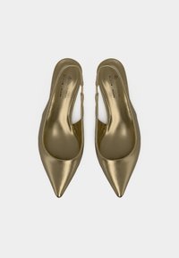 Χρυσ ά γόνατα με μύτη σε σχήμα μυτερής άκρης και λαμπερή μεταλλική επιφάνεια. Διαθέτουν σχέδιο με κοψίματα και ομαλή υφή. Κατασκευασμένα από vegan υλικό.